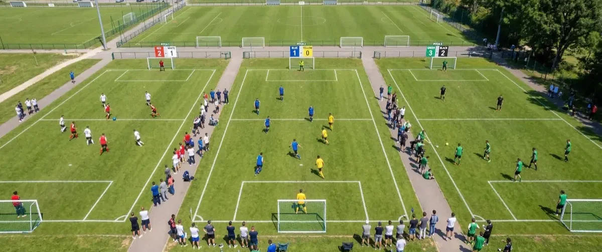 Planning de tournoi avec matchs repartis sur trois terrains en parallele