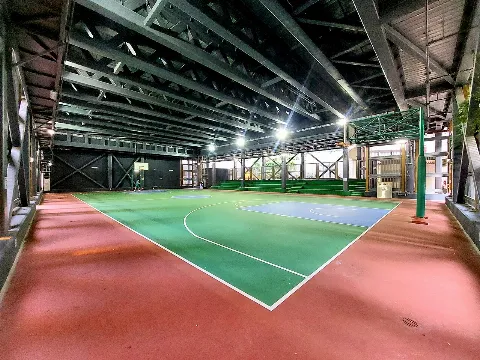 Campo da basket coperto con canestri e linee di gioco