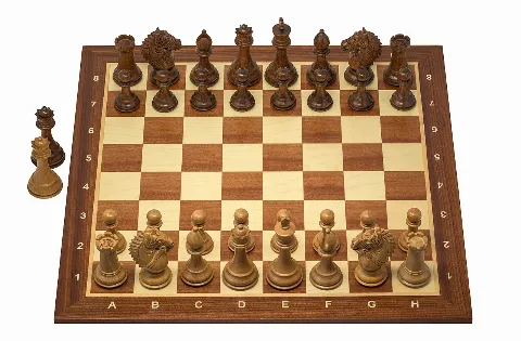 Scacchiera in legno con i pezzi nella posizione iniziale