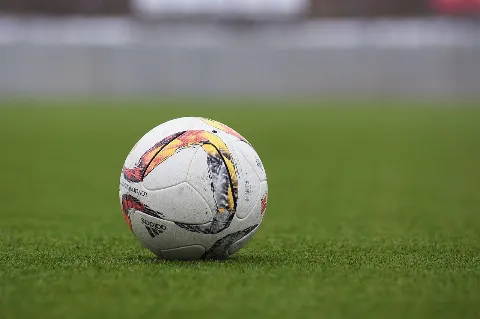 Pallone da calcio su un campo in erba