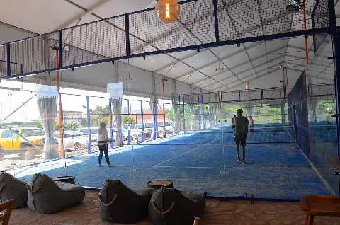 Campi da padel blu coperti e circondati da pareti in vetro