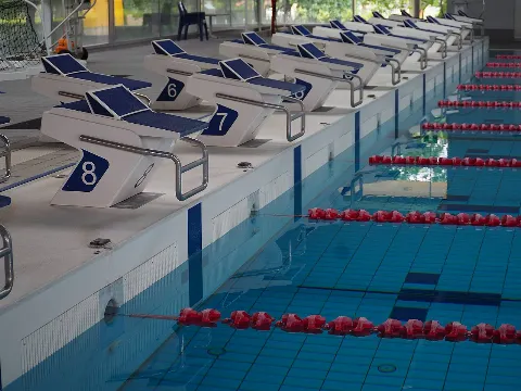 Blocchi di partenza e corsie in una piscina